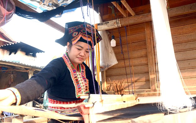 Nghệ nhân bản Pa Xa Lào, xã Pa Thơm dệt thổ cẩm. Nghệ nhân bản Pa Xa Lào, xã Pa Thơm dệt thổ cẩm.
