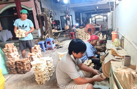 Tuy gặp nhiều khó khăn, nhưng với tâm huyết với nghề, một số cơ sở guốc ở Bình Dương vẫn quyết tâm gìn giữ và phát triển nghề truyền thống này.Dương vẫn quyết tâm gìn giữ và phát triển nghề truyền thống này. Tuy gặp nhiều khó khăn, nhưng với tâm huyết với nghề, một số cơ sở guốc ở Bình Dương vẫn quyết tâm gìn giữ và phát triển nghề truyền thống này.Dương vẫn quyết tâm gìn giữ và phát triển nghề truyền thống này.