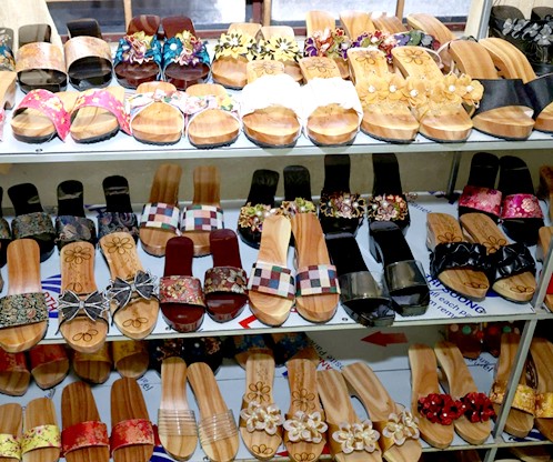 Những đôi guốc đẹp, đa dạng mẫu mã được bày bán được bày b Những đôi guốc đẹp, đa dạng mẫu mã được bày bán được bày b