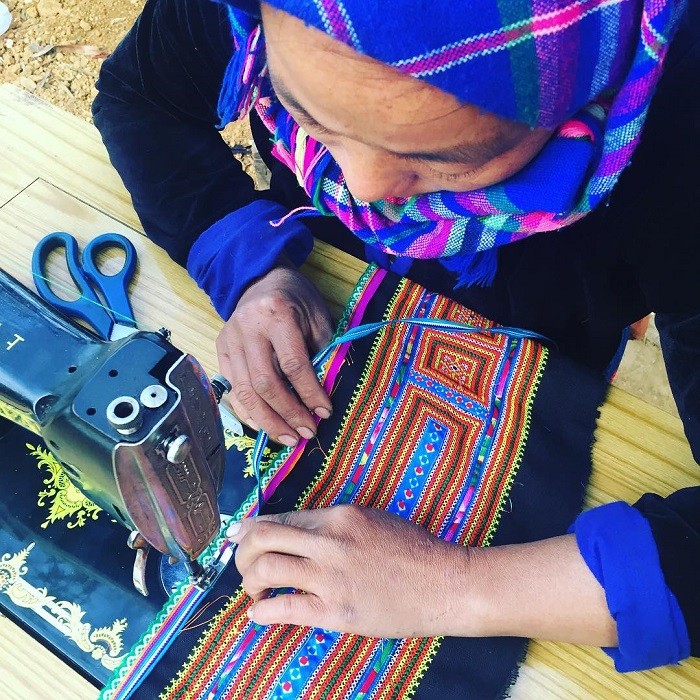 Ở Sin Suối Hồ cũng có nghề dệt thổ cẩm truyền thống, lưu truyền qua nhiều đời. Ở Sin Suối Hồ cũng có nghề dệt thổ cẩm truyền thống, lưu truyền qua nhiều đời.