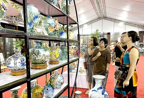 ha noi ho tro so hoa 300 san pham lang nghe