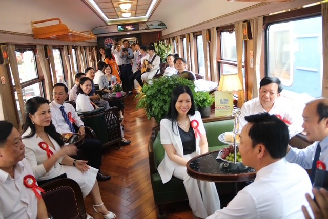 Khai trương đoàn tàu “Hoa Phượng Đỏ” và công bố ga Hải Phòng là điểm du lịch Khai trương đoàn tàu “Hoa Phượng Đỏ” và công bố ga Hải Phòng là điểm du lịch