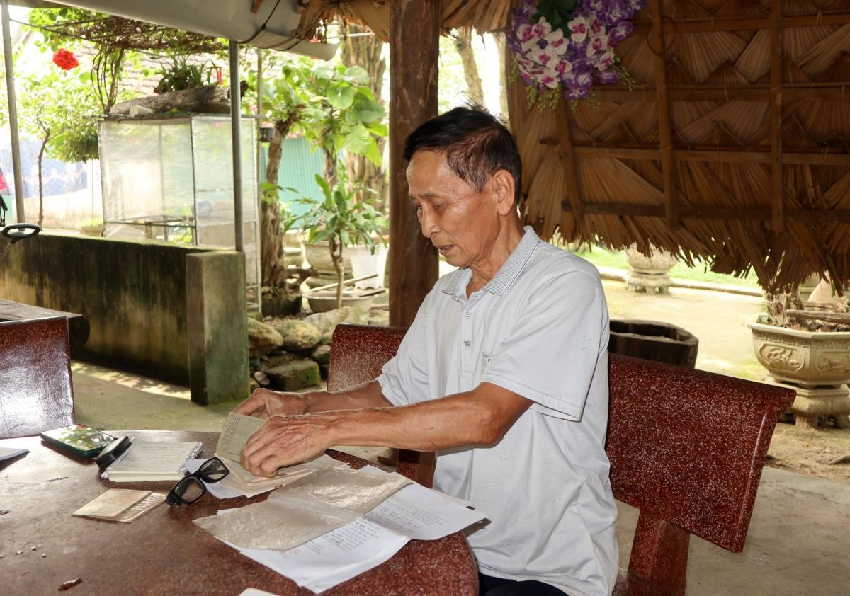 Ông Trần Văn Sinh (con trai cụ Tuy) lần giở lại những tài liệu về cha. Ông Trần Văn Sinh (con trai cụ Tuy) lần giở lại những tài liệu về cha.