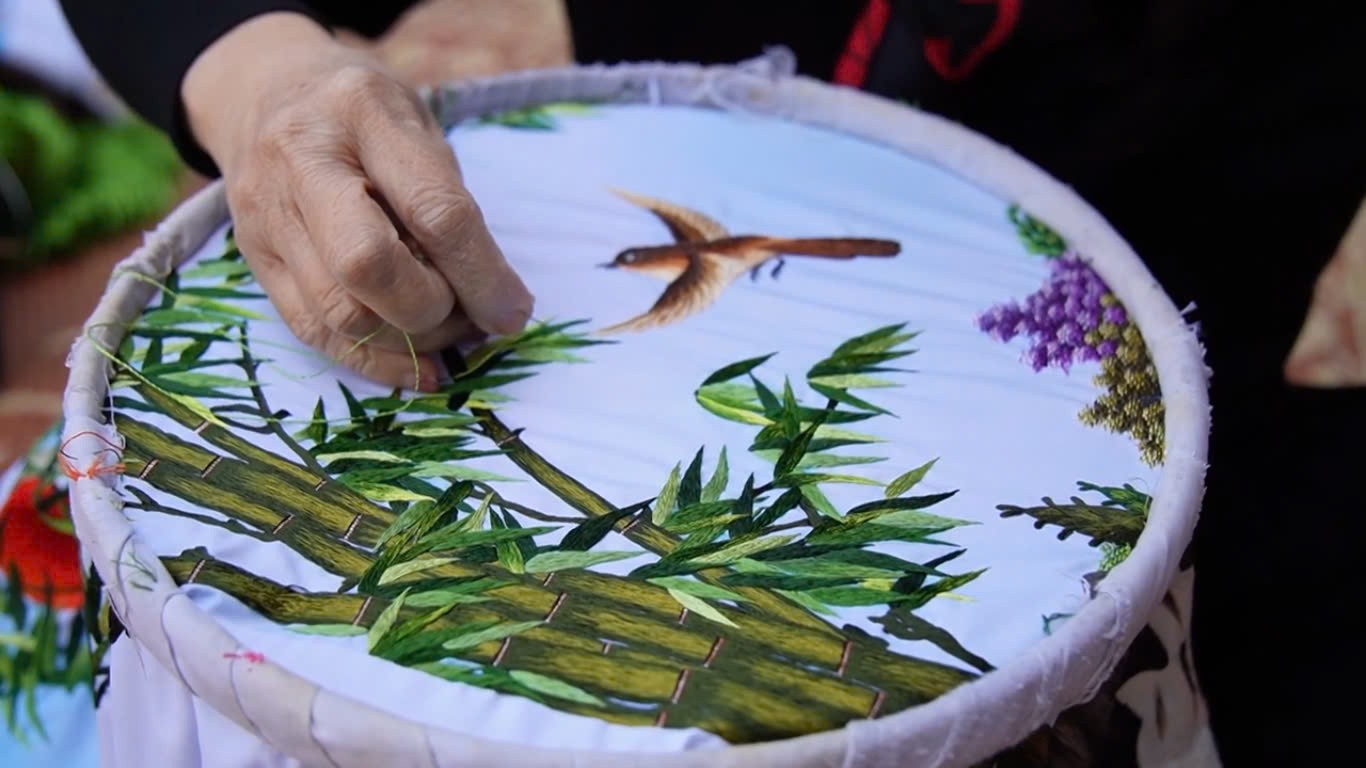 Làng nghề thêu Xuân Nẻo: Thêu hồn dân tộc, dệt màu quê hương