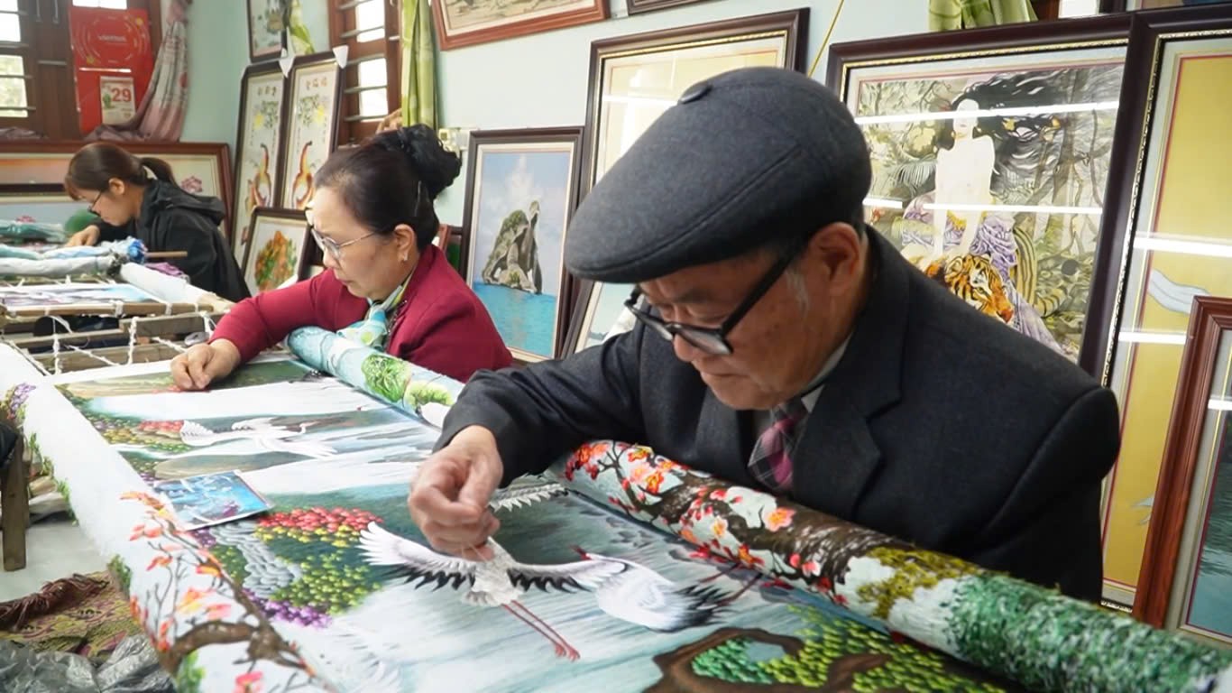 Làng nghề thêu Xuân Nẻo: Thêu hồn dân tộc, dệt màu quê hương