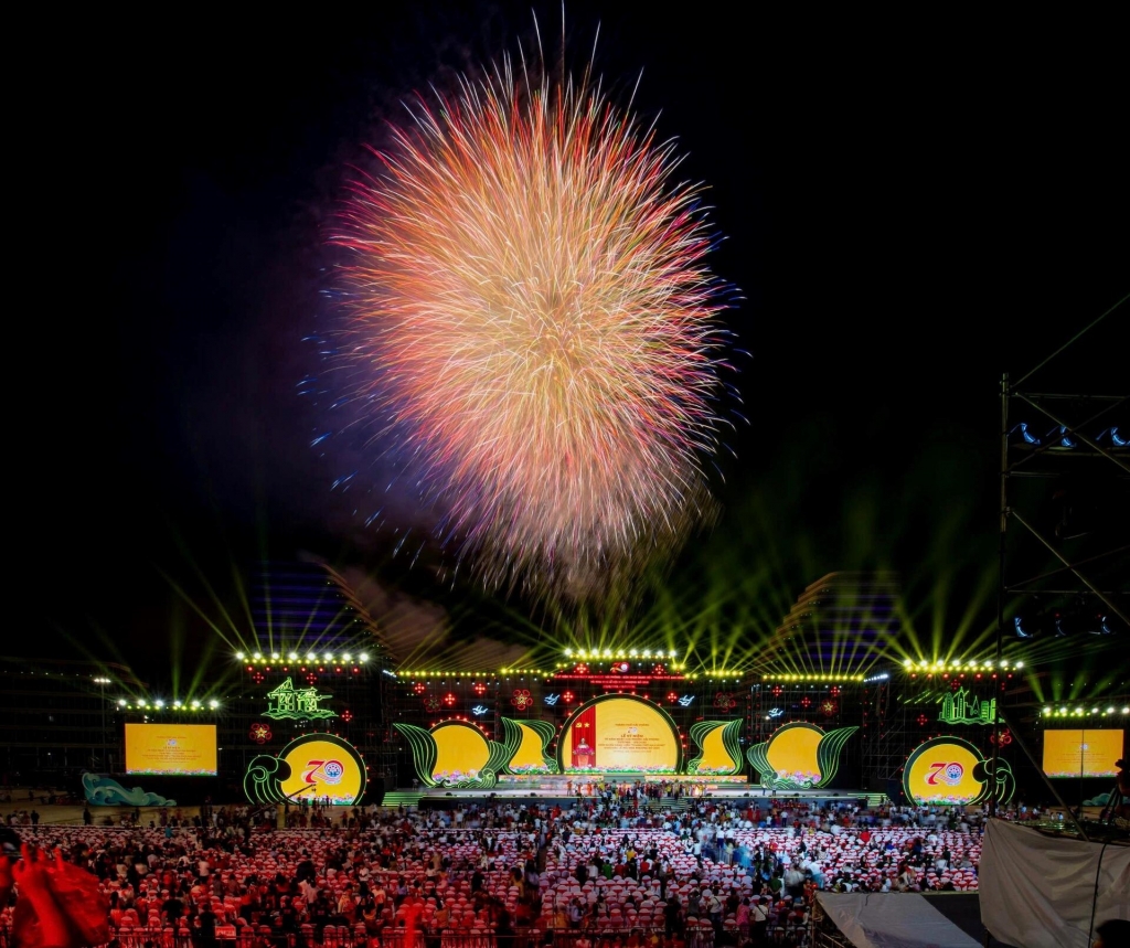 Chương trình nghệ thuật được dàn dựng công phu, hoành tráng với những tiết mục đặc sắc Chương trình nghệ thuật được dàn dựng công phu, hoành tráng với những tiết mục đặc sắc