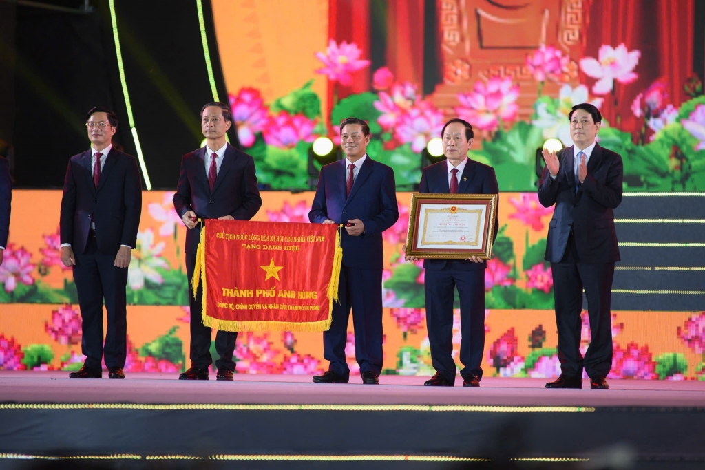 Đồng chí Lương Cường, Chủ tịch nước Cộng hòa XHCN Việt Nam thay mặt Lãnh đạo Đảng, Nhà nước trao tặng Danh hiệu cao quý “Thành phố Anh hùng” cho Đảng bộ, chính quyền và Nhân dân thành phố Hải Phòng Đồng chí Lương Cường, Chủ tịch nước Cộng hòa XHCN Việt Nam thay mặt Lãnh đạo Đảng, Nhà nước trao tặng Danh hiệu cao quý “Thành phố Anh hùng” cho Đảng bộ, chính quyền và Nhân dân thành phố Hải Phòng