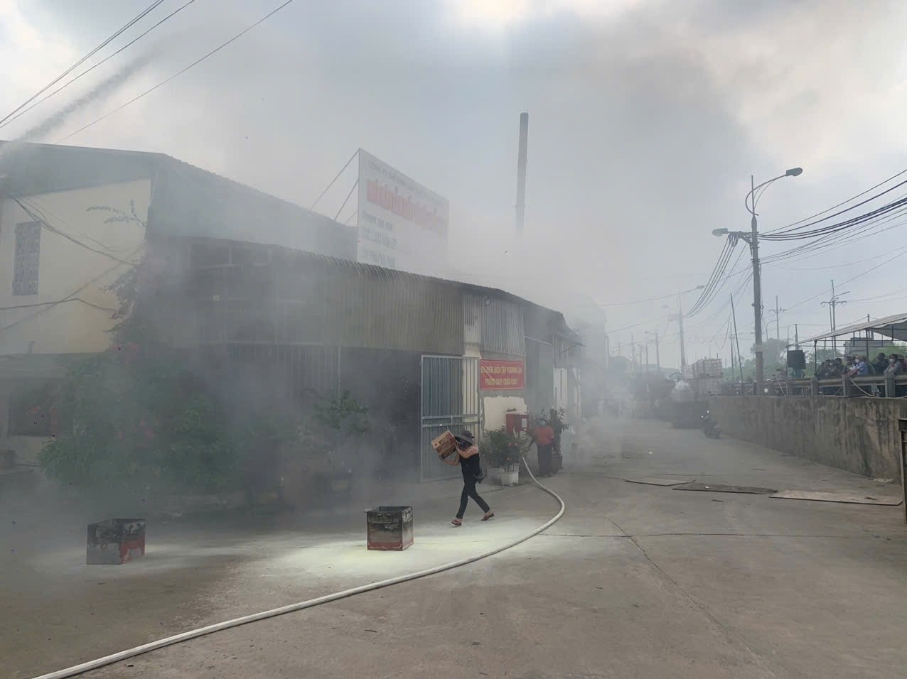 Khi phát hiện cháy, công nhân đã hô hoán, báo động cháy toàn xưởng và báo cháy cho lực lượng chức năng. Ảnh: Minh Phú Khi phát hiện cháy, công nhân đã hô hoán, báo động cháy toàn xưởng và báo cháy cho lực lượng chức năng. Ảnh: Minh Phú