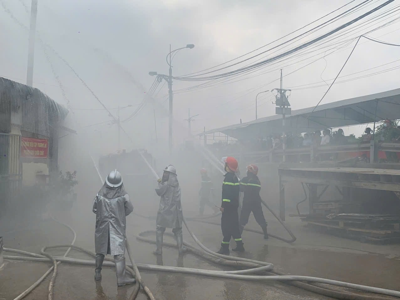 Nhận được tin báo, các lực lượng chức năng nhanh chóng có mặt tại hiện trường dập tắt đám cháy. Ảnh: Minh Phú Nhận được tin báo, các lực lượng chức năng nhanh chóng có mặt tại hiện trường dập tắt đám cháy. Ảnh: Minh Phú