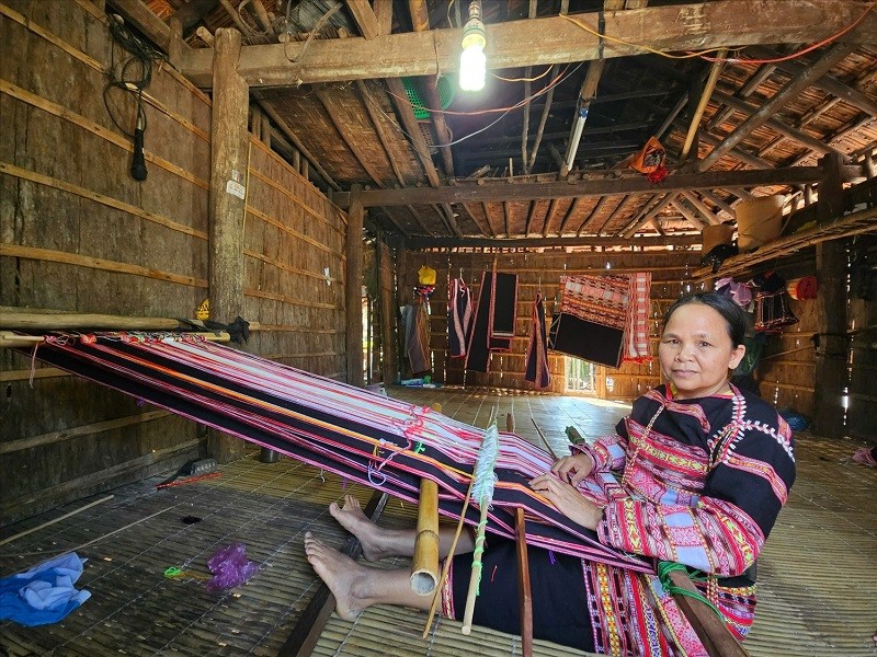 Bà Đinh Thị Bung bên khung dệt thổ cẩm Bà Đinh Thị Bung bên khung dệt thổ cẩm