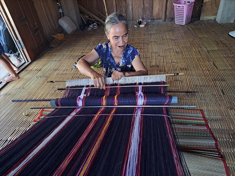 Nhiều Nghệ nhân lớn tuổi vẫn miệt mài bên khung dệt Nhiều Nghệ nhân lớn tuổi vẫn miệt mài bên khung dệt
