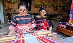 Giữ lửa nghề dệt thổ cẩm của người Ba Na ở Bình Định