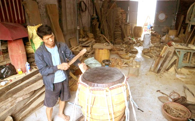 Để làm ra một chiếc trống hoàn chỉnh, người thợ phải kỳ công, tỉ mỉ trong từng công đoạn. Để làm ra một chiếc trống hoàn chỉnh, người thợ phải kỳ công, tỉ mỉ trong từng công đoạn.