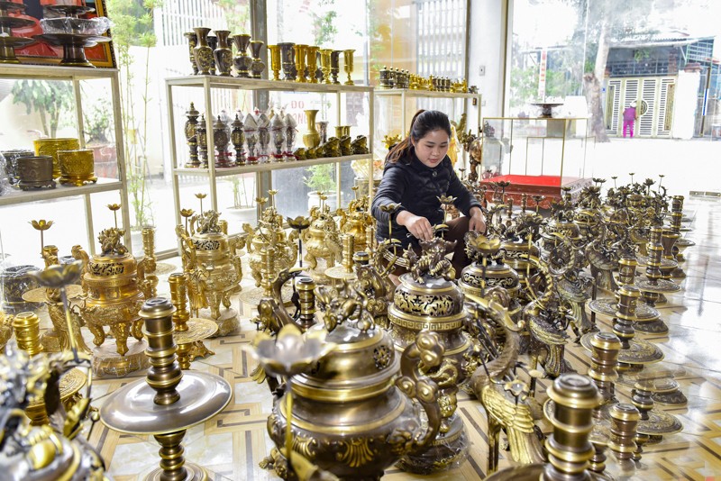 Những sản phẩm truyền thống dưới bàn tay khéo léo và tài hoa của các nghệ nhân làng Chè (Trà Đông) Những sản phẩm truyền thống dưới bàn tay khéo léo và tài hoa của các nghệ nhân làng Chè (Trà Đông)