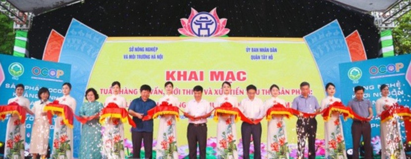 Các đại biểu thực hiện nghi thức khai mạc Tuần hàng tư vấn, giới thiệu và xúc tiến tiêu thụ sản phẩm: OCOP, làng nghề, nông sản thực phẩm an toàn năm 2025. Các đại biểu thực hiện nghi thức khai mạc Tuần hàng tư vấn, giới thiệu và xúc tiến tiêu thụ sản phẩm: OCOP, làng nghề, nông sản thực phẩm an toàn năm 2025.