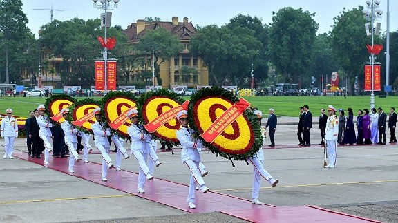 Lãnh đạo Đảng, Nhà nước và thành phố Hà Nội viếng Chủ tịch Hồ Chí Minh và các Anh hùng liệt sĩ