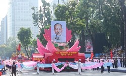 Bác vẫn cùng chúng cháu hành quân