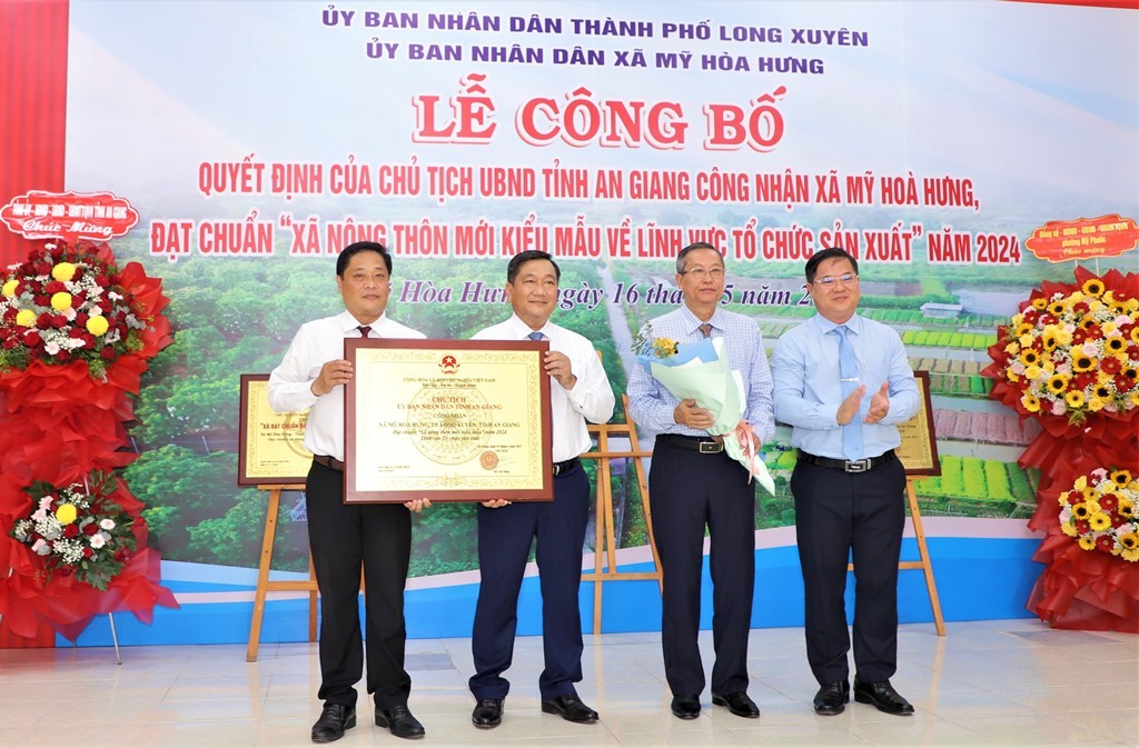 Đảng bộ, chính quyền và Nhân dân xã Mỹ Hòa Hưng nhận Quyết định công nhận đạt chuẩn xã nông thôn mới kiểu mẫu lĩnh vực tổ chức sản xuất Đảng bộ, chính quyền và Nhân dân xã Mỹ Hòa Hưng nhận Quyết định công nhận đạt chuẩn xã nông thôn mới kiểu mẫu lĩnh vực tổ chức sản xuất