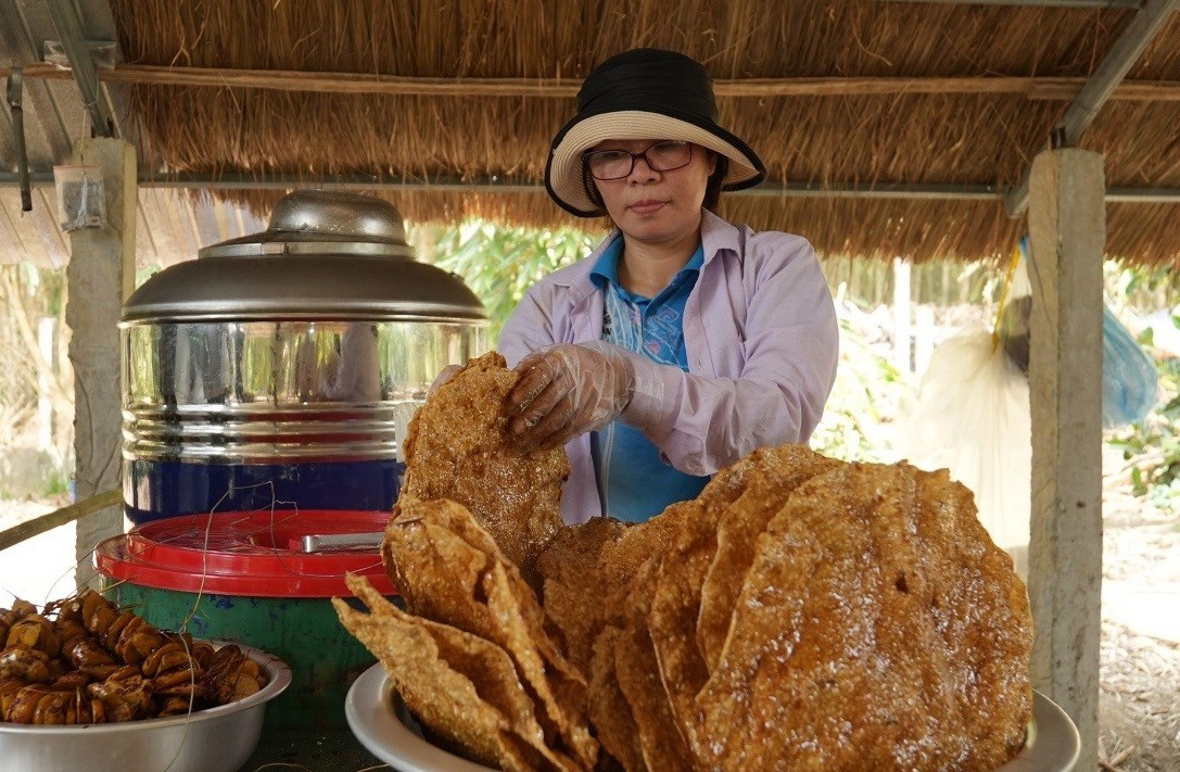 Chị Nguyễn Thị Kiều Hoanh (40 tuổi), ở thôn Tân Lập, xã Hành Nhân là người dành nhiều tâm huyết cho lò nấu đường truyền thống "Ông Năm".