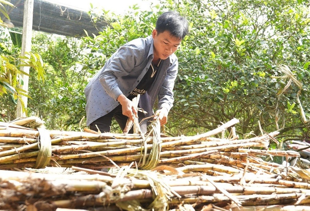 Chồng của chị Hoanh tất bật với công việc ở lò nấu đường.