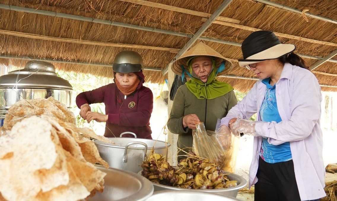 Người dân mua đặc sản được chế biến từ đường ở lò nấu đường truyền thống "Ông Năm".