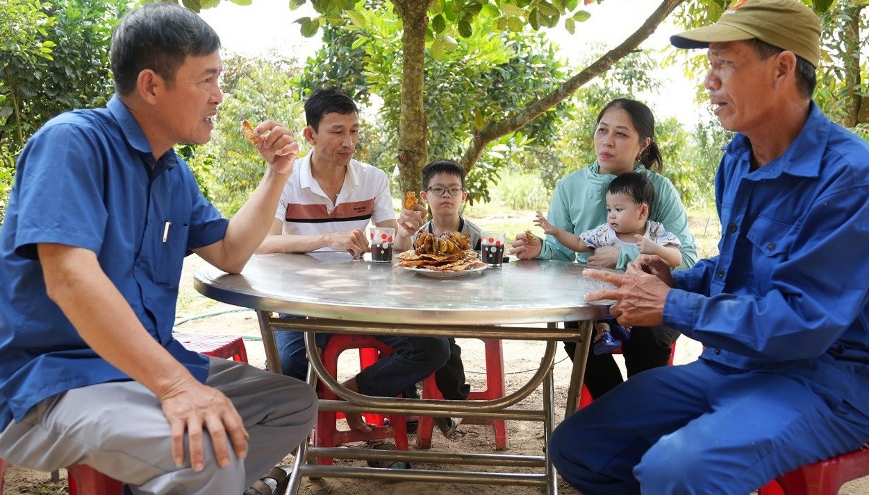     Lò nấu đường truyền thống "Ông Năm" thu hút người dân và du khách đến tham quan, thưởng thức các đặc sản từ đường như nước chè hai, bánh tráng, củ lang nhúng đường.   