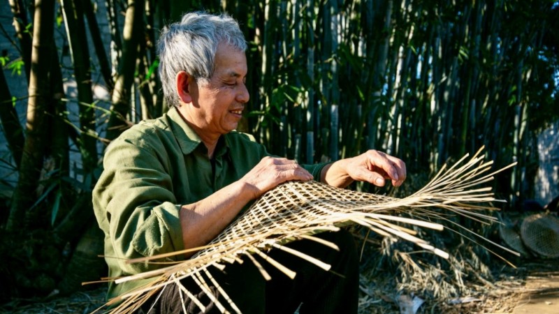 Nghề làm nón chúp xà ở xóm Hoàng Diệu, xã Tự Do.