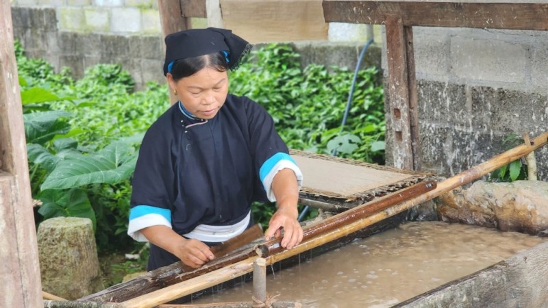 Nghề làm giấy bản xuất hiện hơn 100 năm nay tại xóm và Dìa Trên, xã Phúc Sen.