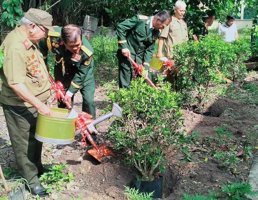 Lễ hội Trồng cây nhớ ơn Bác được thực hiện ngay trong khuôn viên Đền