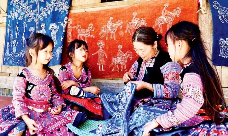 Người dân tộc H’Mông ở xã Pà Cò truyền nghề dệt thổ cẩm cho thế hệ trẻ.