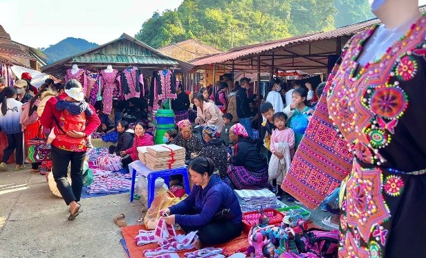 Gìn giữ nghề dệt thổ cẩm – Hồn cốt văn hóa của người Mông ở Pà Cò