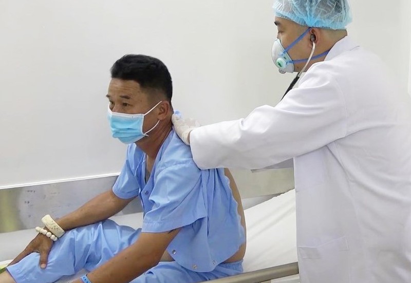 Thăm khám cho người điều trị COVID-19.