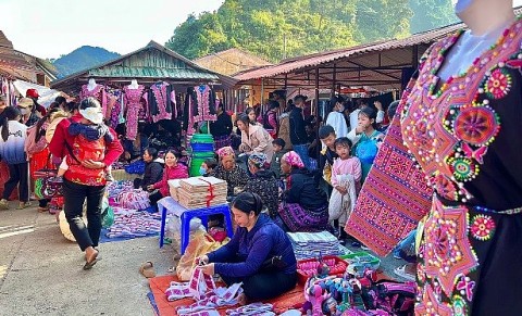 Gìn giữ nghề dệt thổ cẩm – Hồn cốt văn hóa của người Mông ở Pà Cò