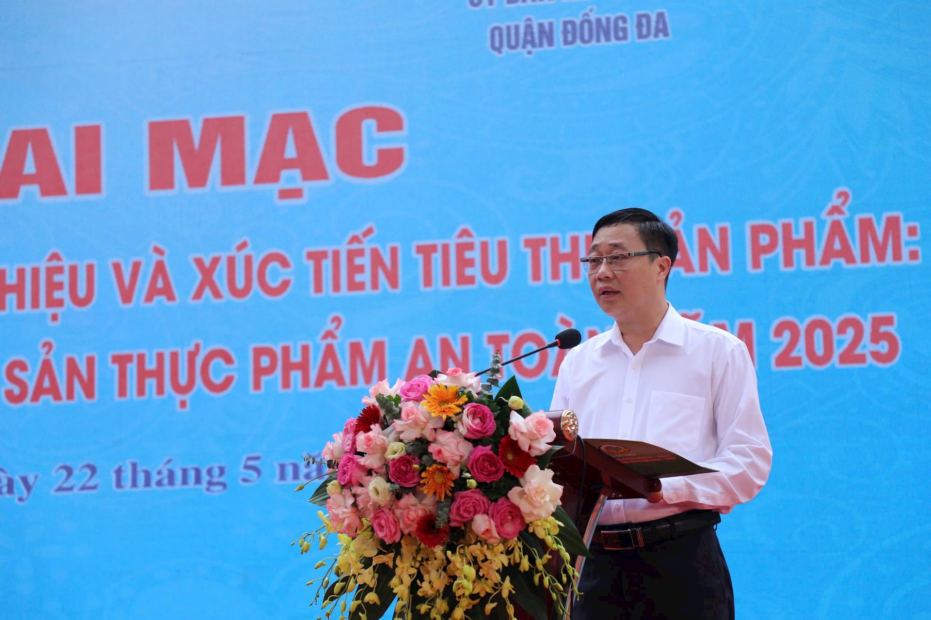 Ông Ngọ Văn Ngôn, Phó chánh Văn phòng Chuyên trách Văn phòng Điều phối Chương trình xây dựng nông thôn mới Hà Nội phát biểu khai mạc Tuần hàng. Ảnh: Minh Phú