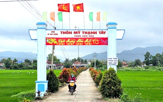 Người dân xã Hòa Phong phấn khởi vì địa phương đã về đích nông thôn mới kiểu mẫu. 