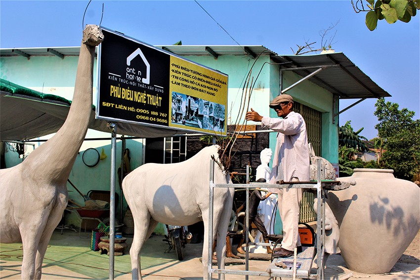 Anh Lương Văn Ngưu đang gia công cho cặp hươu cao cổ. Anh Lương Văn Ngưu đang gia công cho cặp hươu cao cổ.