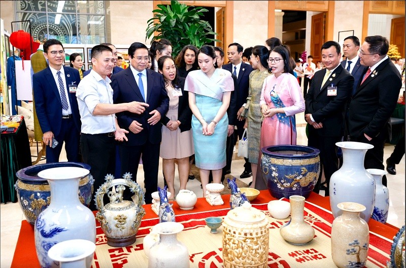 Thủ tướng Phạm Minh Chính cùng Thủ tướng Thái Lan tham quan triển lãm sản phẩm thủ công mỹ nghệ Việt Nam