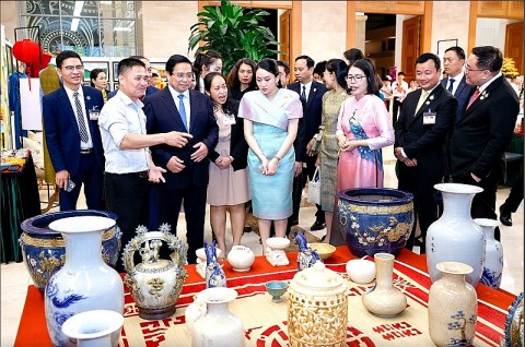 Thủ tướng Phạm Minh Chính cùng Thủ tướng Thái Lan tham quan triển lãm sản phẩm thủ công mỹ nghệ Việt Nam