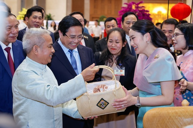 Thủ tướng Phạm Minh Chính cùng Thủ tướng Thái Lan tham quan triển lãm sản phẩm thủ công mỹ nghệ Việt Nam Thủ tướng Phạm Minh Chính cùng Thủ tướng Thái Lan tham quan triển lãm sản phẩm thủ công mỹ nghệ Việt Nam