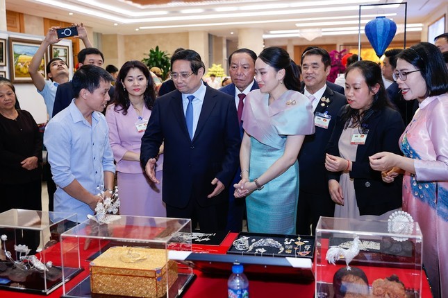 Thủ tướng Phạm Minh Chính cùng Thủ tướng Thái Lan tham quan triển lãm sản phẩm thủ công mỹ nghệ Việt Nam Thủ tướng Phạm Minh Chính cùng Thủ tướng Thái Lan tham quan triển lãm sản phẩm thủ công mỹ nghệ Việt Nam