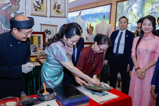 Thủ tướng Phạm Minh Chính cùng Thủ tướng Thái Lan tham quan triển lãm sản phẩm thủ công mỹ nghệ Việt Nam Thủ tướng Phạm Minh Chính cùng Thủ tướng Thái Lan tham quan triển lãm sản phẩm thủ công mỹ nghệ Việt Nam