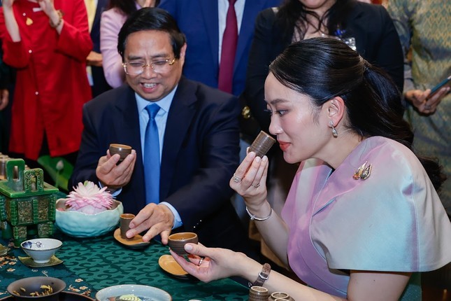 Thủ tướng Phạm Minh Chính cùng Thủ tướng Thái Lan tham quan triển lãm sản phẩm thủ công mỹ nghệ Việt Nam Thủ tướng Phạm Minh Chính cùng Thủ tướng Thái Lan tham quan triển lãm sản phẩm thủ công mỹ nghệ Việt Nam