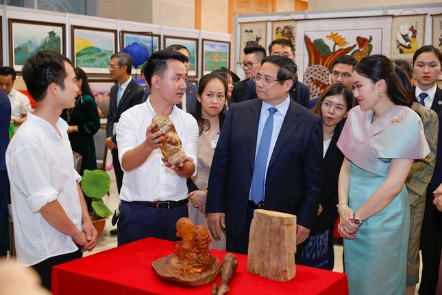 Thủ tướng Phạm Minh Chính cùng Thủ tướng Thái Lan tham quan triển lãm sản phẩm thủ công mỹ nghệ Việt Nam Thủ tướng Phạm Minh Chính cùng Thủ tướng Thái Lan tham quan triển lãm sản phẩm thủ công mỹ nghệ Việt Nam