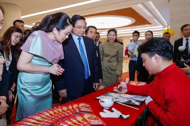 Thủ tướng Phạm Minh Chính cùng Thủ tướng Thái Lan tham quan triển lãm sản phẩm thủ công mỹ nghệ Việt Nam Thủ tướng Phạm Minh Chính cùng Thủ tướng Thái Lan tham quan triển lãm sản phẩm thủ công mỹ nghệ Việt Nam