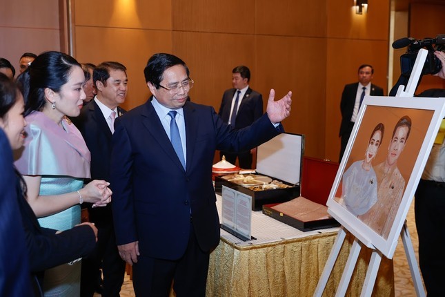 Thủ tướng Phạm Minh Chính cùng Thủ tướng Thái Lan tham quan triển lãm sản phẩm thủ công mỹ nghệ Việt Nam Thủ tướng Phạm Minh Chính cùng Thủ tướng Thái Lan tham quan triển lãm sản phẩm thủ công mỹ nghệ Việt Nam