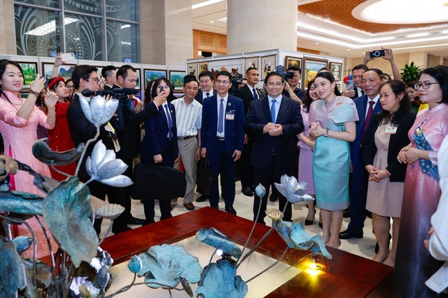 Thủ tướng Phạm Minh Chính cùng Thủ tướng Thái Lan tham quan triển lãm sản phẩm thủ công mỹ nghệ Việt Nam Thủ tướng Phạm Minh Chính cùng Thủ tướng Thái Lan tham quan triển lãm sản phẩm thủ công mỹ nghệ Việt Nam