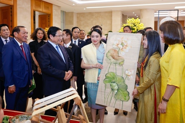 Thủ tướng Phạm Minh Chính cùng Thủ tướng Thái Lan tham quan triển lãm sản phẩm thủ công mỹ nghệ Việt Nam Thủ tướng Phạm Minh Chính cùng Thủ tướng Thái Lan tham quan triển lãm sản phẩm thủ công mỹ nghệ Việt Nam