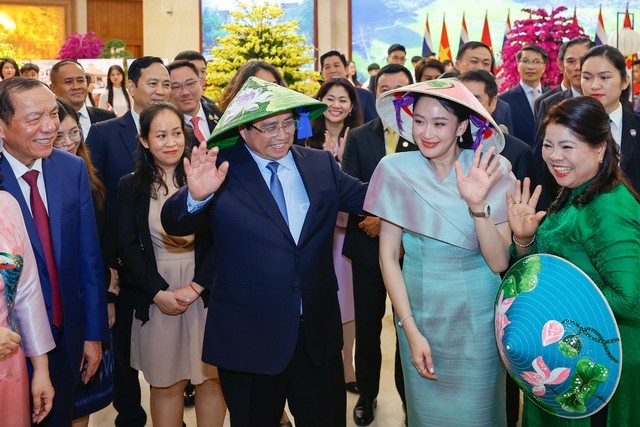 Thủ tướng Phạm Minh Chính cùng Thủ tướng Thái Lan tham quan triển lãm sản phẩm thủ công mỹ nghệ Việt Nam Thủ tướng Phạm Minh Chính cùng Thủ tướng Thái Lan tham quan triển lãm sản phẩm thủ công mỹ nghệ Việt Nam