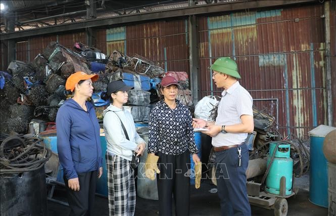 Lãnh đạo Phòng Nông nghiệp và Môi trường thành phố Từ Sơn tuyên truyền về bảo vệ môi trường cho các hộ dân tại cụm công nghiệp Châu Khê, thành phố Từ Sơn. Ảnh: Thanh Thương/TTXVN