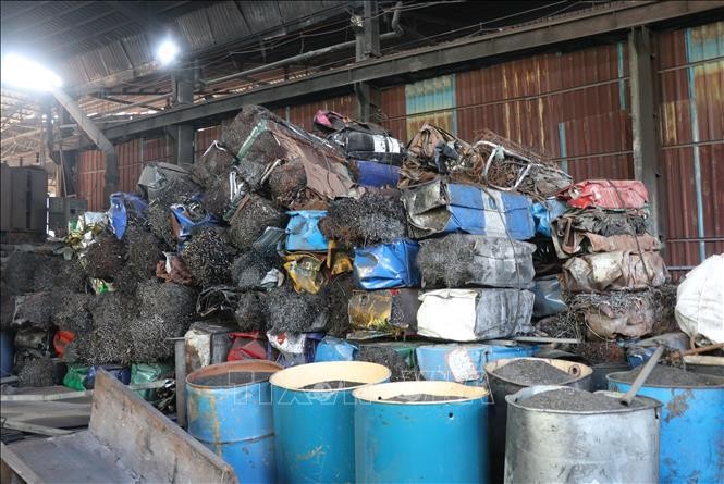 Các hộ dân sản xuất thép tại cụm công nghiệp Châu Khê, thành phố Từ Sơn dừng hoạt động. Ảnh: Thanh Thương/TTXVN